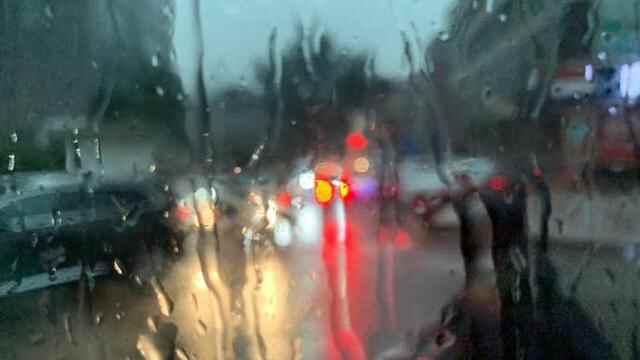 说来就来！济南一场秋雨降至，正值早高峰路上注意安全