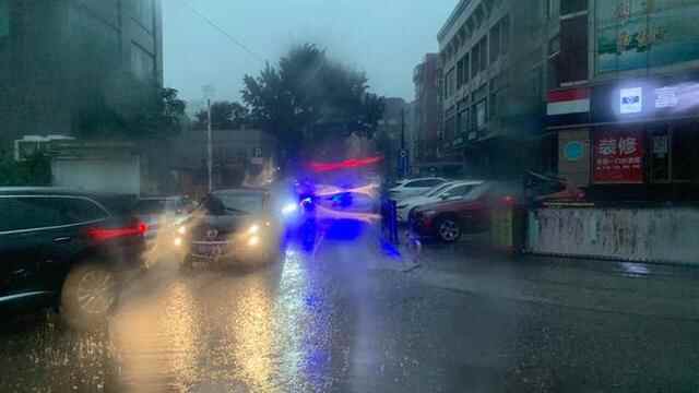说来就来！济南一场秋雨降至，正值早高峰路上注意安全
