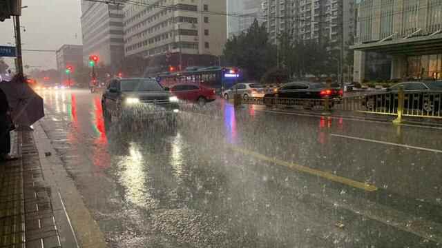 说来就来！济南一场秋雨降至，正值早高峰路上注意安全