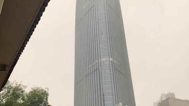 说来就来！济南一场秋雨降至，正值早高峰路上注意安全