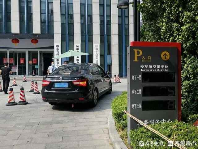 济南机关事业单位停车场错时开放首日，不少市民前来“尝鲜”打卡