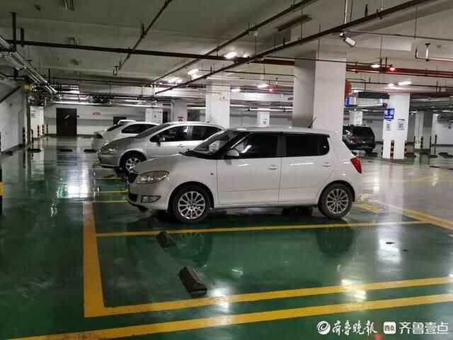 济南机关事业单位停车场错时开放首日，不少市民前来“尝鲜”打卡