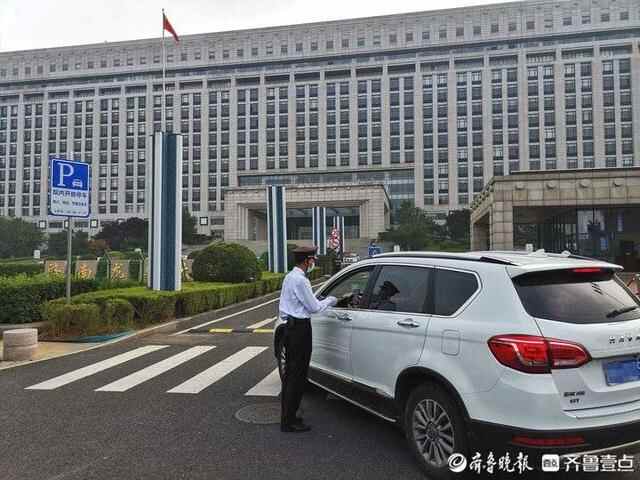 济南机关事业单位停车场错时开放首日，不少市民前来“尝鲜”打卡