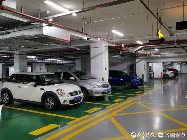 济南机关事业单位停车场错时开放首日，不少市民前来“尝鲜”打卡