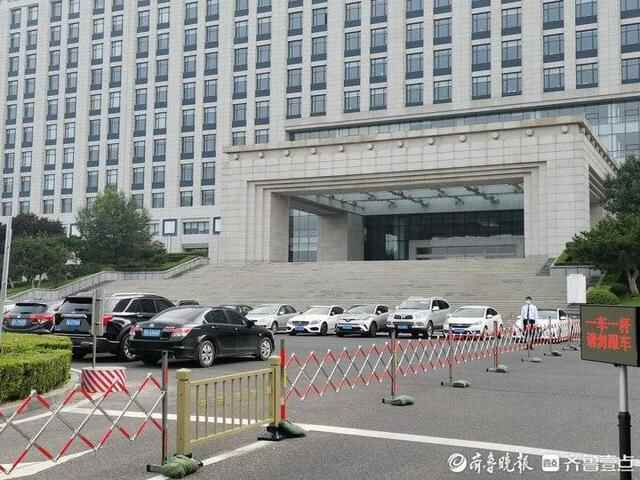济南机关事业单位停车场错时开放首日，不少市民前来“尝鲜”打卡