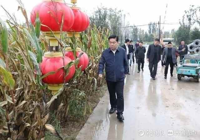天桥区委副书记、区长亓伟查看查险排涝抢收抢种工作