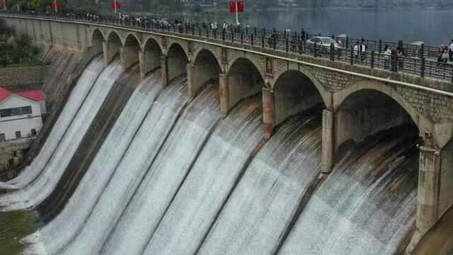 假期打卡济南版“黄果山瀑布”，飞流直下气势滂沱