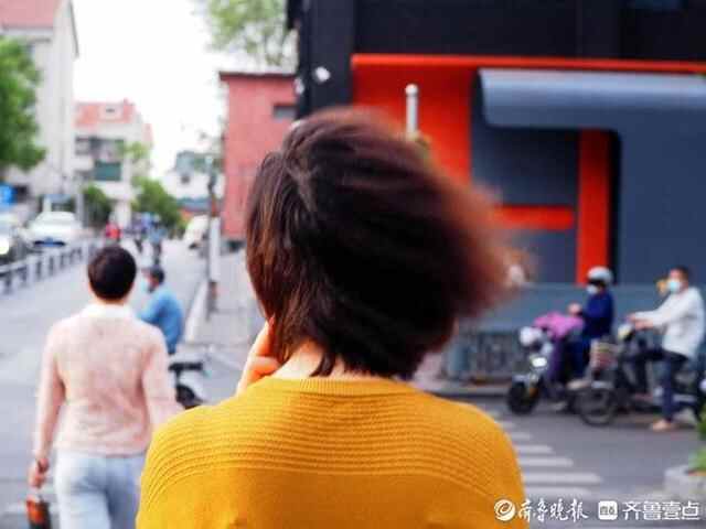 济南大风强劲，街头车辆倒一片