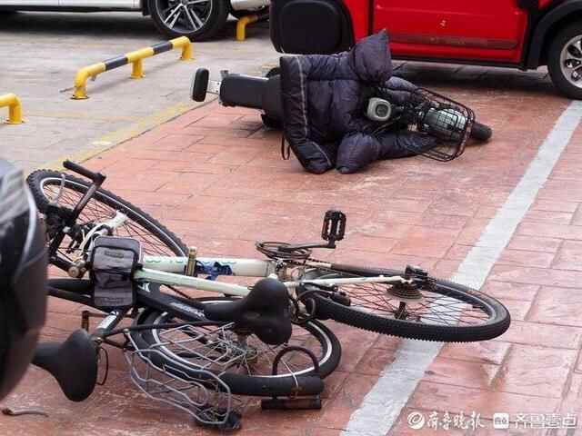 济南大风强劲，街头车辆倒一片
