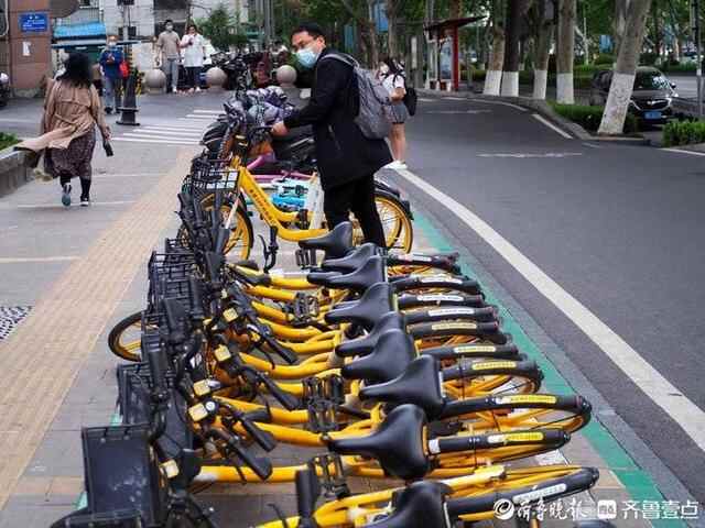 济南大风强劲，街头车辆倒一片