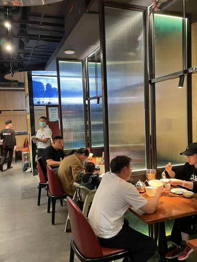 堂食恢复接近100%！一夜之间，济南各大商场又成“吃货圣地”