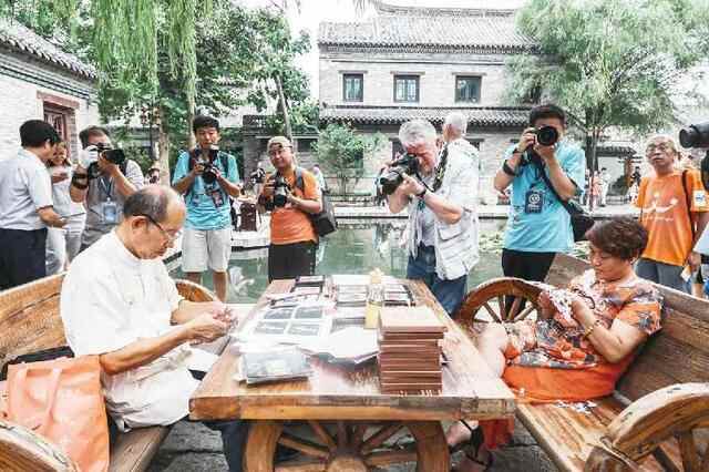 山东济南：万千游客变身泉水旅游“推荐**”