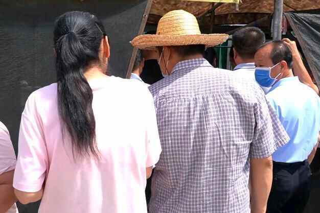 山东章丘大叔卖小吃38年，手法独特，200斤肉不扛卖，日入10000元