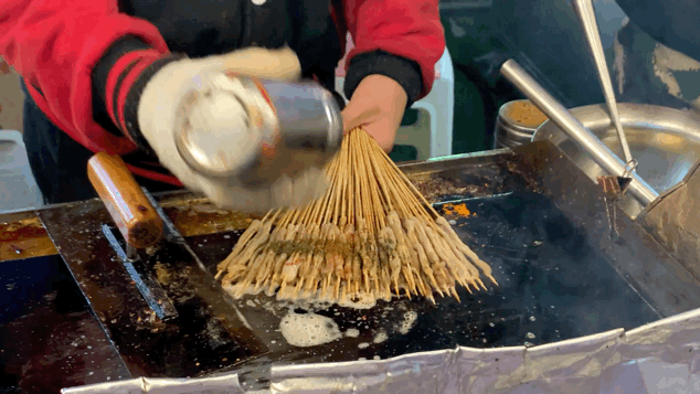 藏在小寨天桥下的美食天堂，人均10块，不用排队