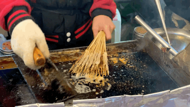 藏在小寨天桥下的美食天堂，人均10块，不用排队
