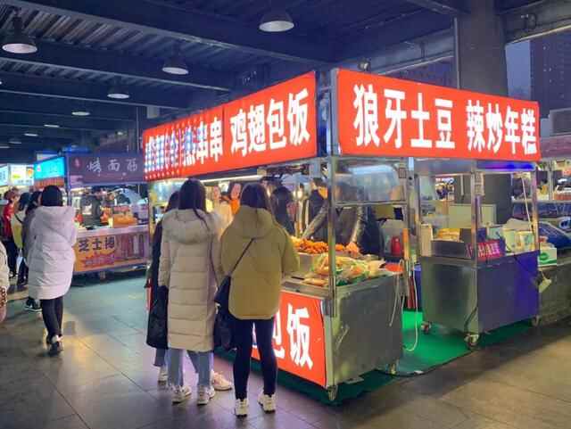 藏在小寨天桥下的美食天堂，人均10块，不用排队
