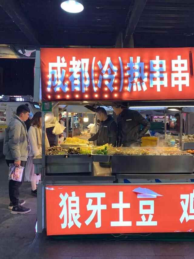 藏在小寨天桥下的美食天堂，人均10块，不用排队