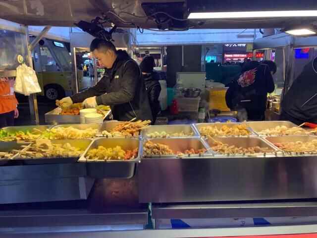 藏在小寨天桥下的美食天堂，人均10块，不用排队