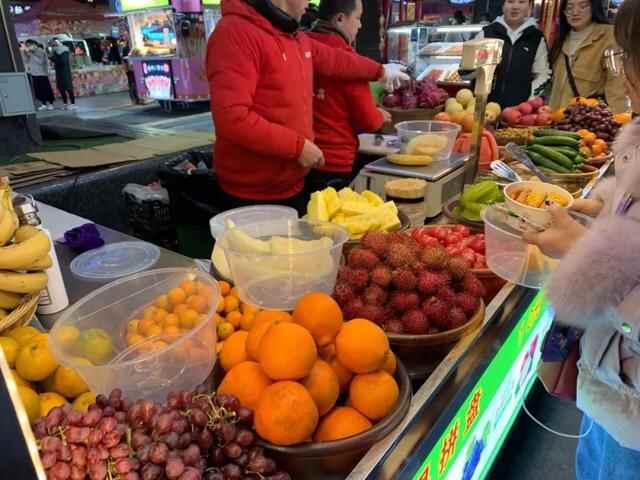 藏在小寨天桥下的美食天堂，人均10块，不用排队