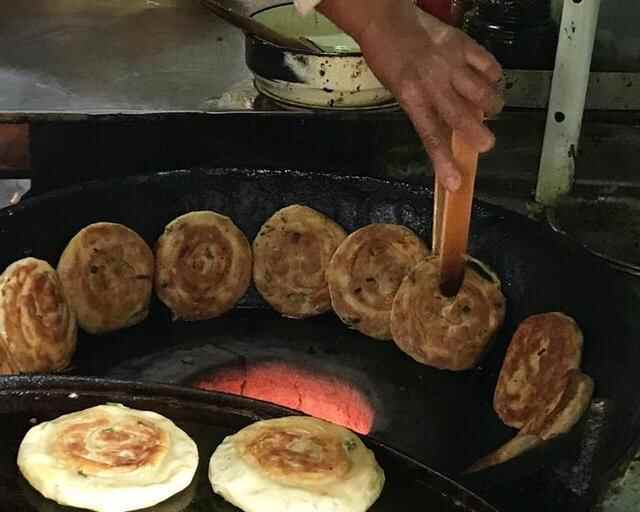 章丘不只有铁匠、铁锅，还有一道火烧美食，皮如麻酥、外酥里嫩