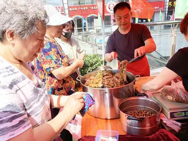 荣氏栗子、蒿家扒鸡、火龙田记臭豆腐……吃货们在哪里？济南天桥·北坦美食文化节开...