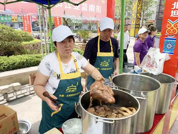 荣氏栗子、蒿家扒鸡、火龙田记臭豆腐……吃货们在哪里？济南天桥·北坦美食文化节开...