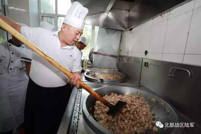 「名厨进军营」北陆的**兵有口福啦，一大波诱人美食袭来