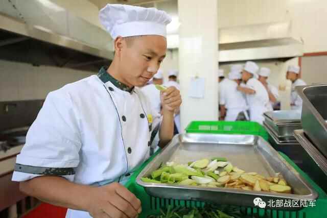 「名厨进军营」北陆的**兵有口福啦，一大波诱人美食袭来