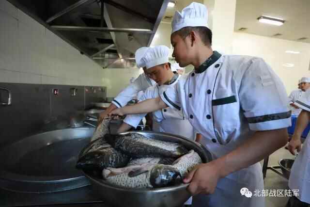 「名厨进军营」北陆的**兵有口福啦，一大波诱人美食袭来
