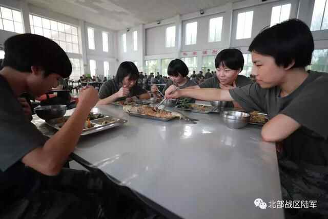 「名厨进军营」北陆的**兵有口福啦，一大波诱人美食袭来