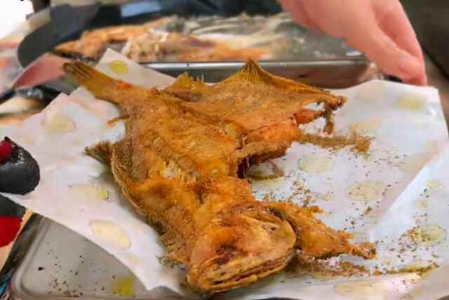 济南最受欢迎的小吃，每天只卖5个小时，炸好秒没，日入7000元