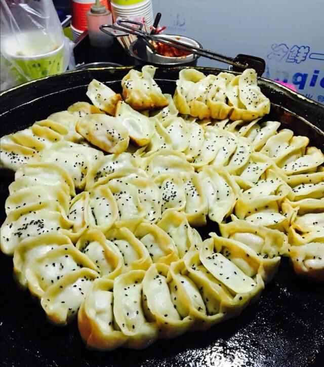 历城路这家近四十载老上海锅贴，究竟有多好吃每天都食客排长队？