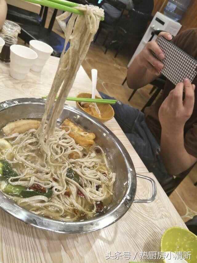 济南长清商业街附近竟然美食“泛滥”，令吃货们趋之若鹜！