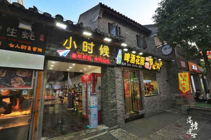 济南有条百年老街，都是接地气的网红美食，有人说：这就是商业街