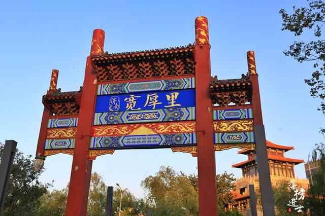 济南有条百年老街，都是接地气的网红美食，有人说：这就是商业街