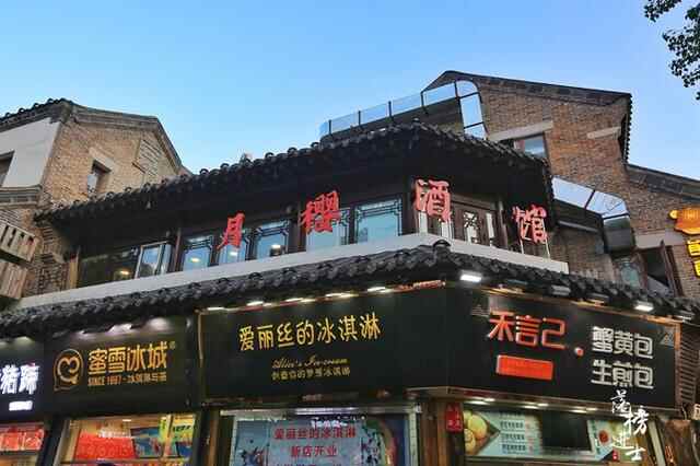 济南有条百年老街，都是接地气的网红美食，有人说：这就是商业街