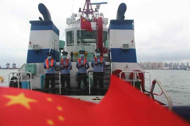 山东青岛：在码头、在港口、在轮船，他们与国旗同框