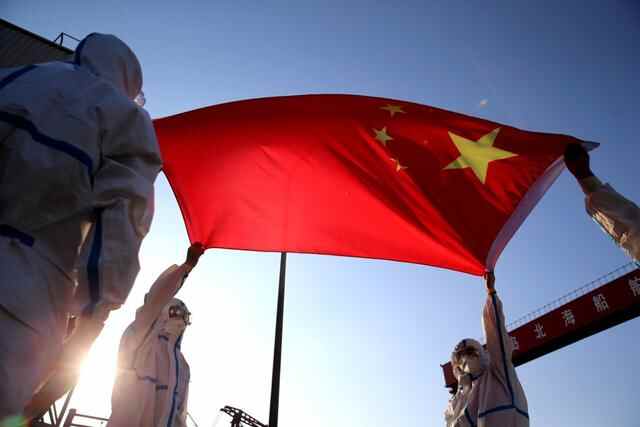 山东青岛：在码头、在港口、在轮船，他们与国旗同框