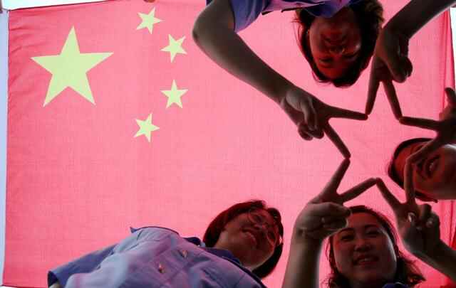 山东青岛：在码头、在港口、在轮船，他们与国旗同框