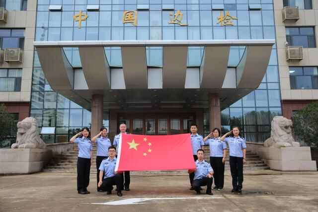 山东青岛：在码头、在港口、在轮船，他们与国旗同框