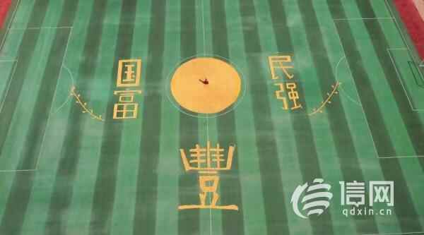 国庆将至 莱西高校用数万根玉米摆出巨幅文字为祖国庆生