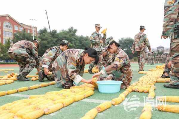 国庆将至 莱西高校用数万根玉米摆出巨幅文字为祖国庆生