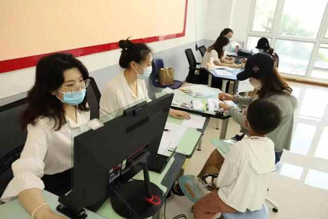 崂山区各小学招生现场确认，暖心相迎送上满满仪式感