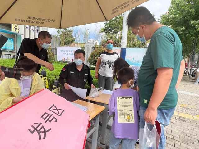 崂山区各小学招生现场确认，暖心相迎送上满满仪式感