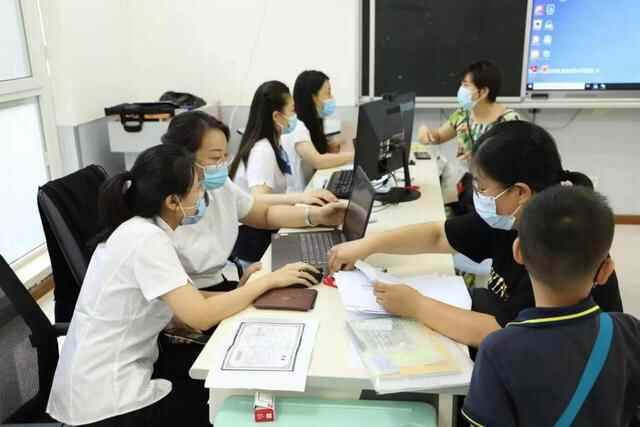 崂山区各小学招生现场确认，暖心相迎送上满满仪式感