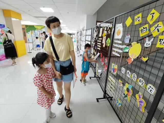 崂山区各小学招生现场确认，暖心相迎送上满满仪式感