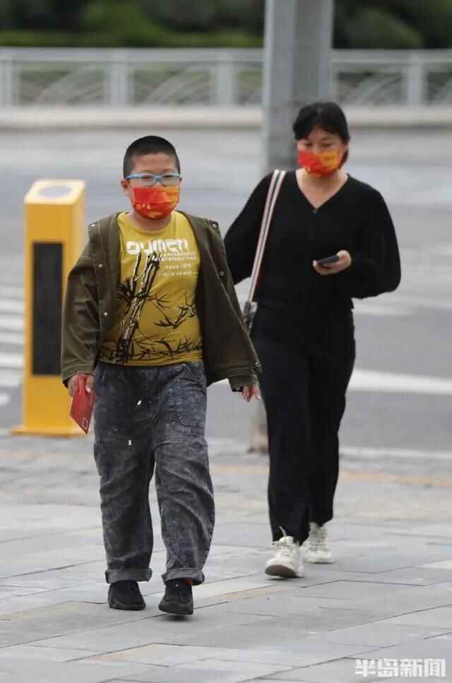 继续降！青岛今天最低温15℃！这几天各地游客的标准姿势你用上了吗？