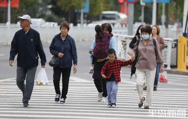 继续降！青岛今天最低温15℃！这几天各地游客的标准姿势你用上了吗？