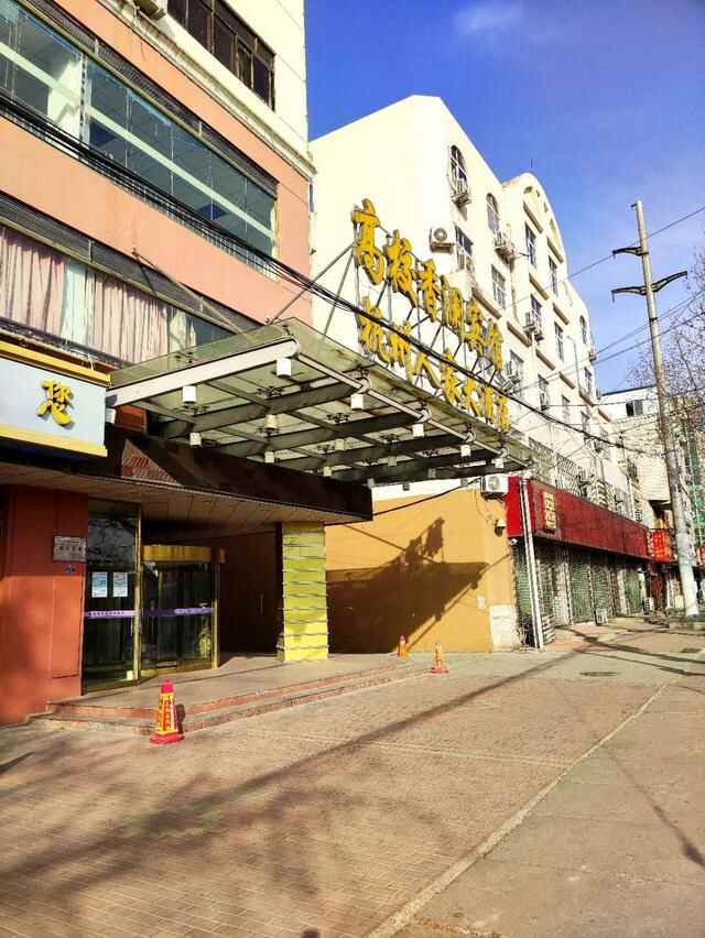 青岛这所大学的樱花开了，今年没有赏花人，只有寂寞冷