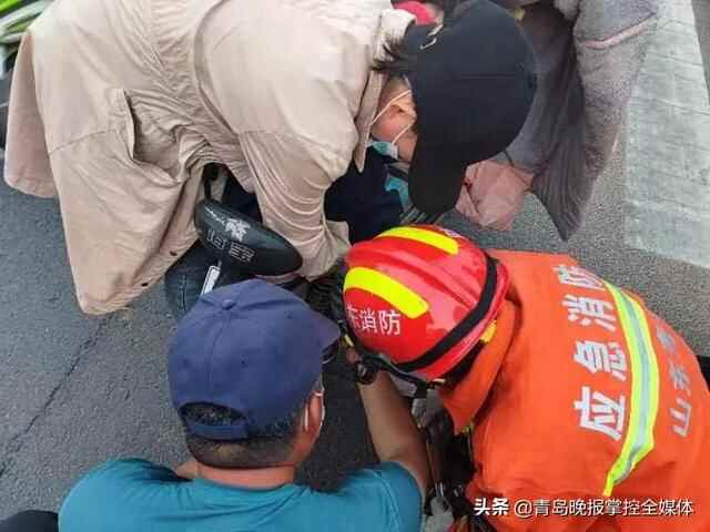 胶州一名四岁女孩右脚被卡在电动车里，求助消防员破拆